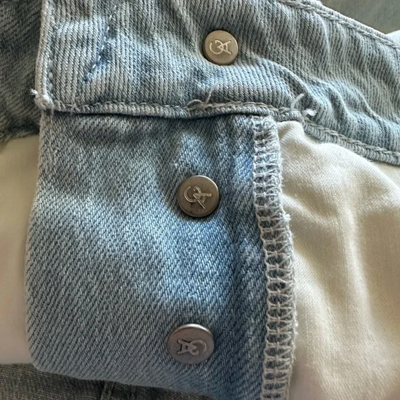 SOLD🩵Good American Light Wash Distressed Bombshell Denim Short in Blue648 Size - Picture 10 of 16